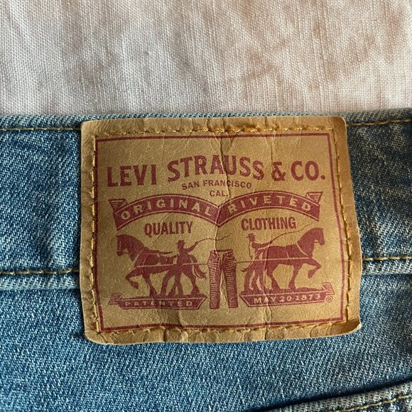 Levi's High Waisted Taper Jean Size 28 in Medium Wash - Picture 6 of 7